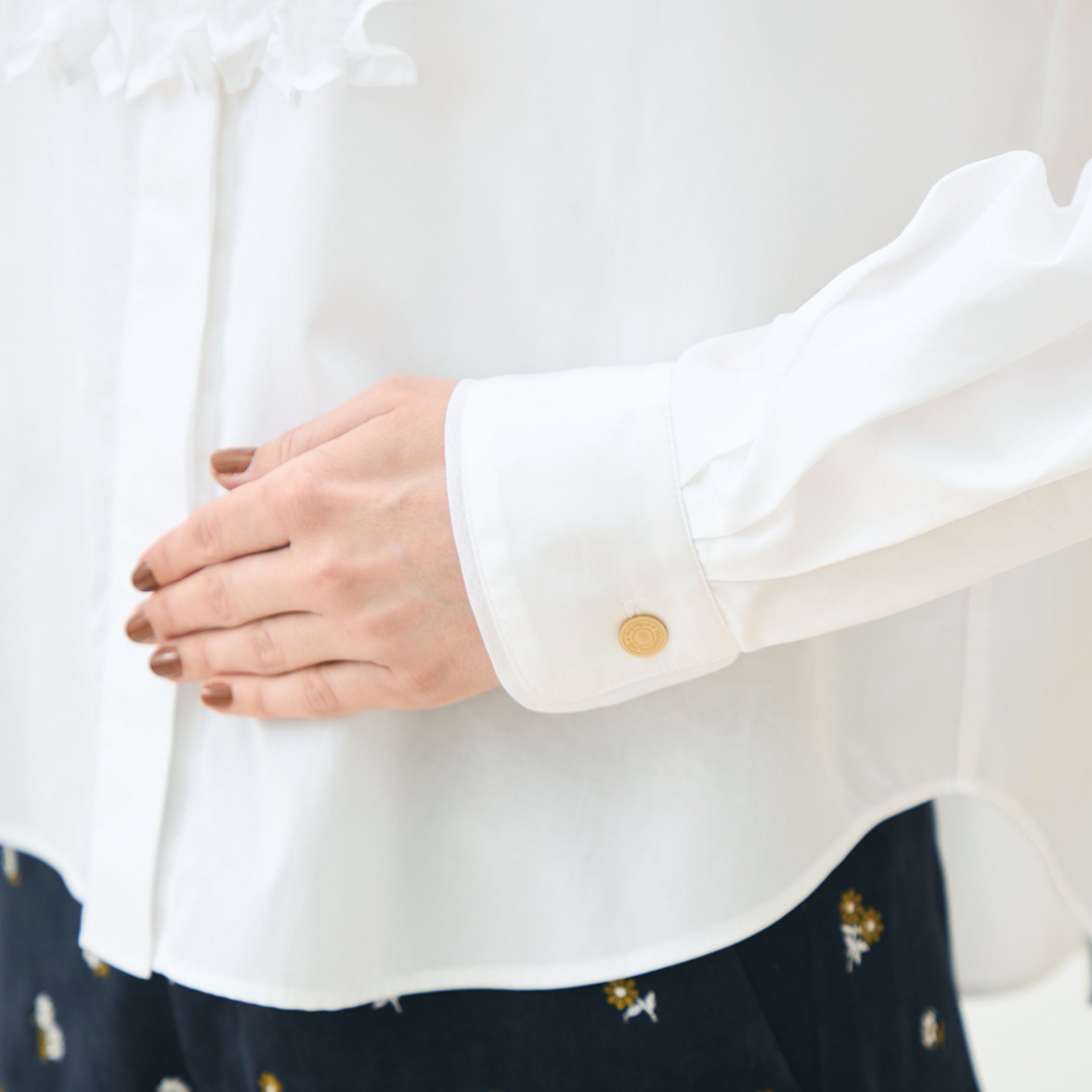 ホワイトコンビネーション ラッフルブラウス｜トゥモローランド 公式通販