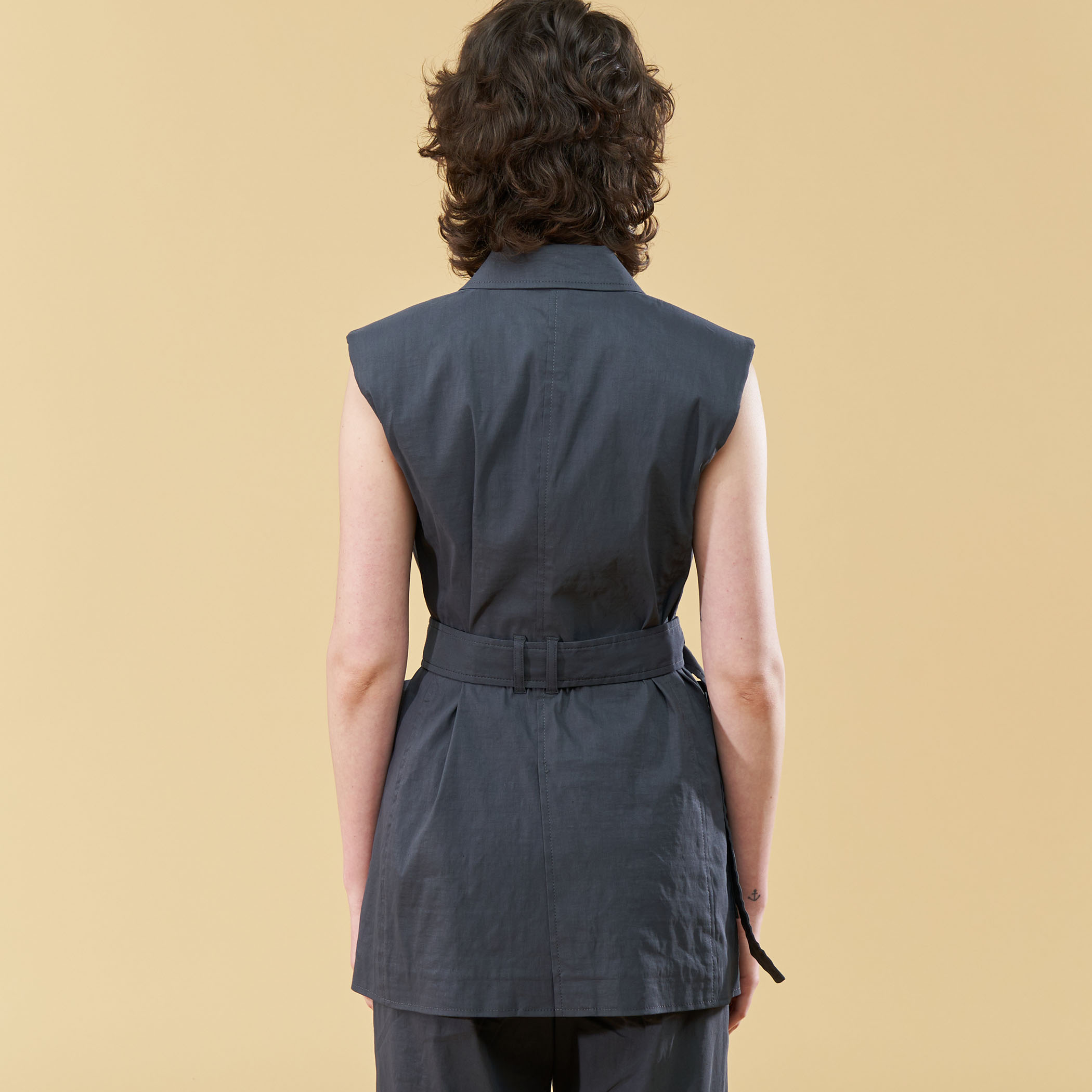 DES PRES (デ プレ) リネン ナイロン ストレッチ Vネック ジレ