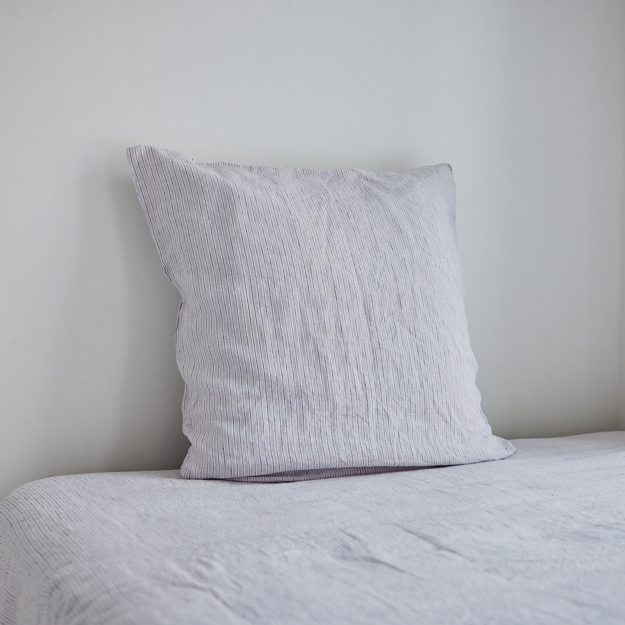 ストライプリネン クッションカバー（65cm × 65cm）｜トゥモローランド