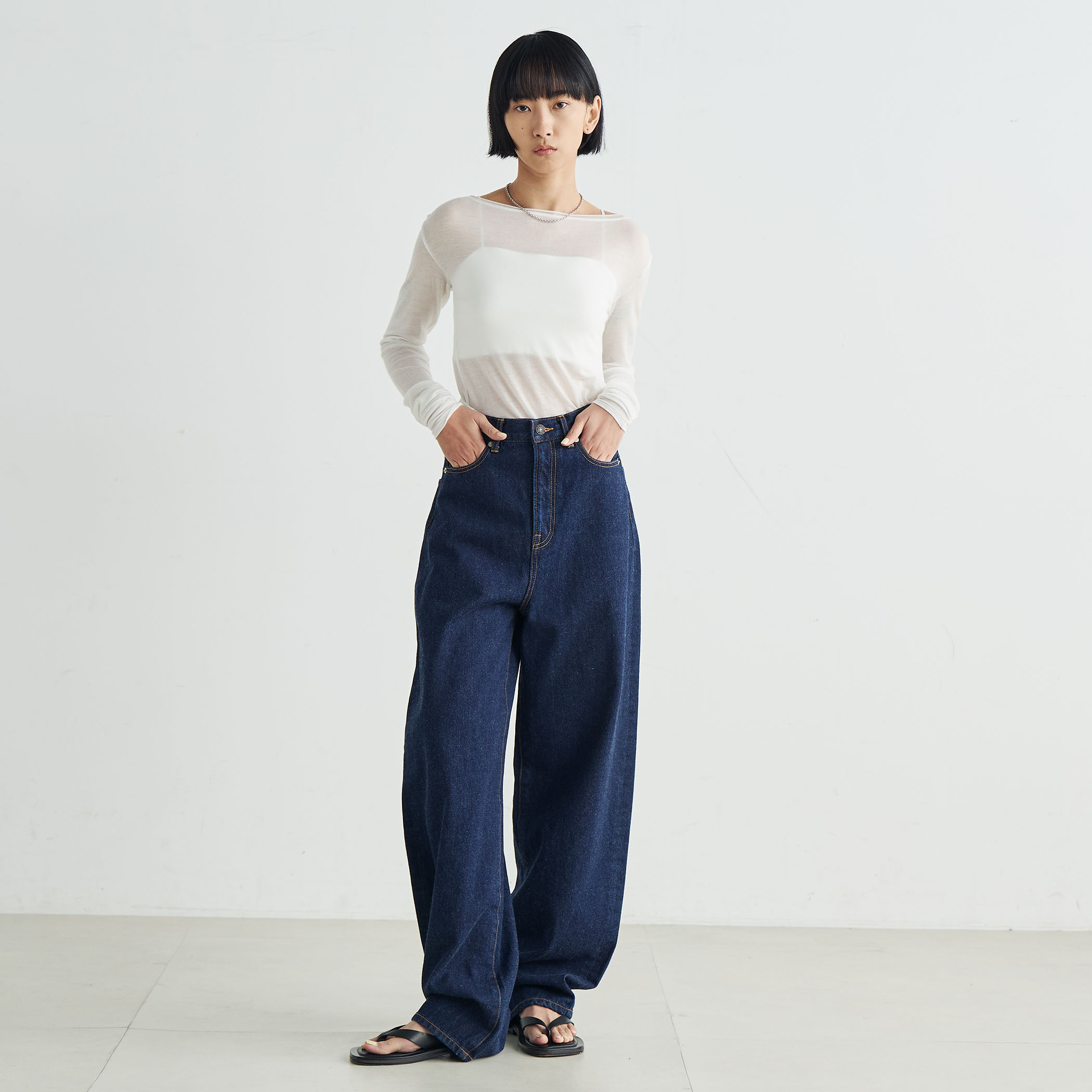 エッセンシャルデニム カービングパンツ｜トゥモローランド 公式サイト