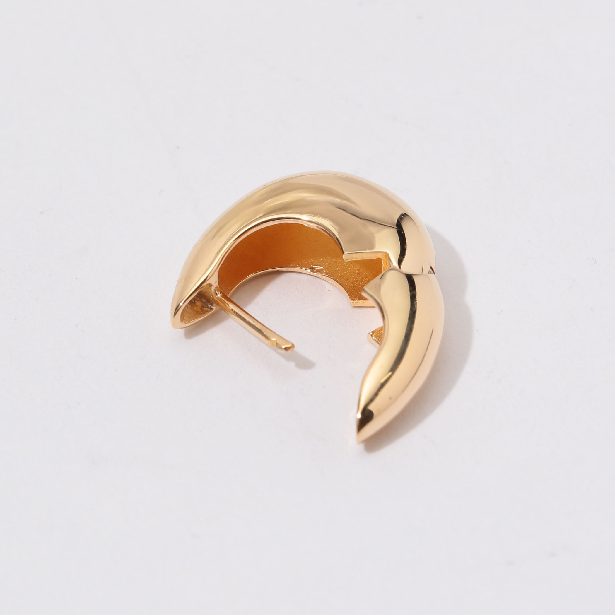 【送料関税込み】Annika Inez 小さな傾斜ヒンジフープ Annika Inez Sloping Hinge Hoops ピアス｜トゥモローランド