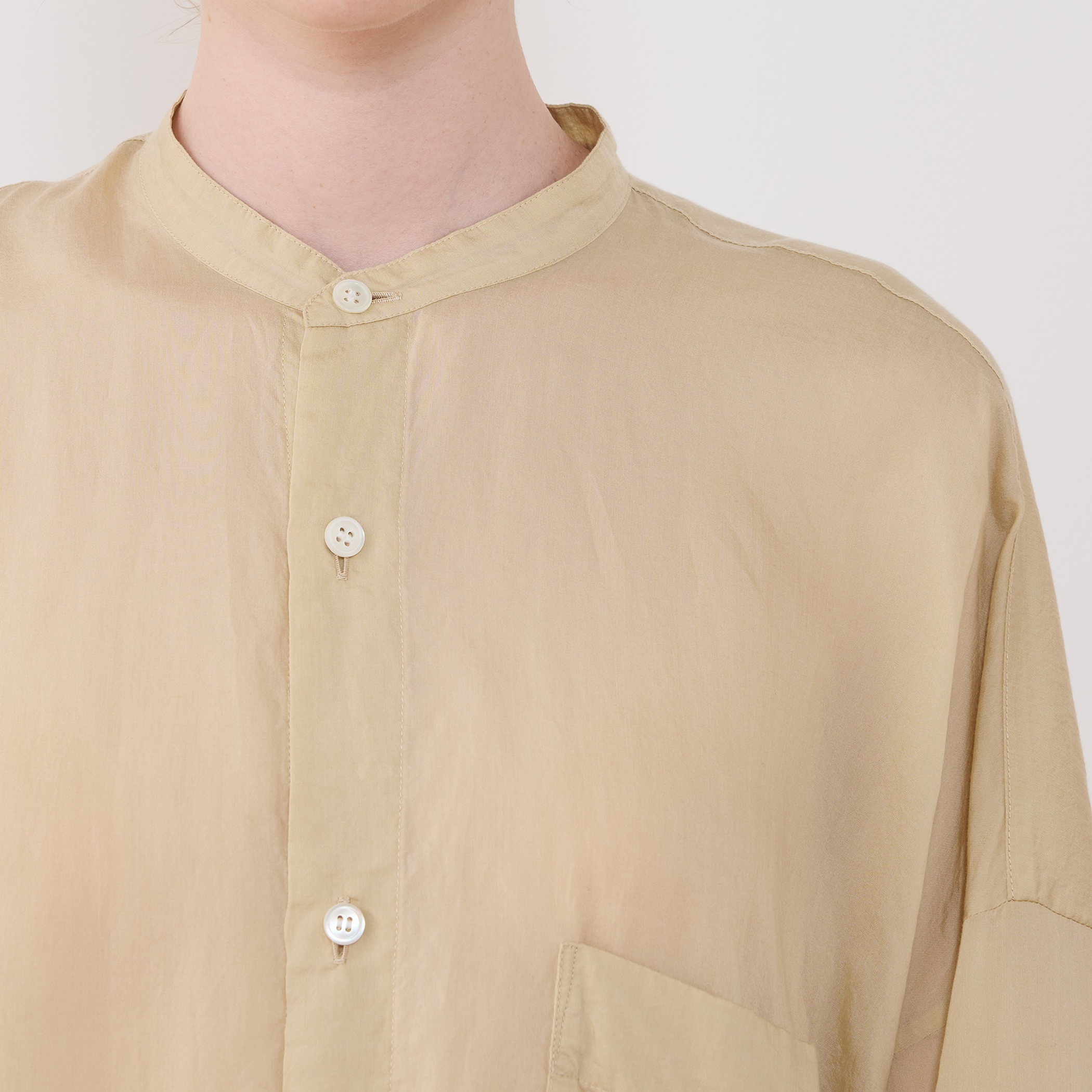 セルロースシルクブロード スタンドカラーシャツ｜トゥモローランド