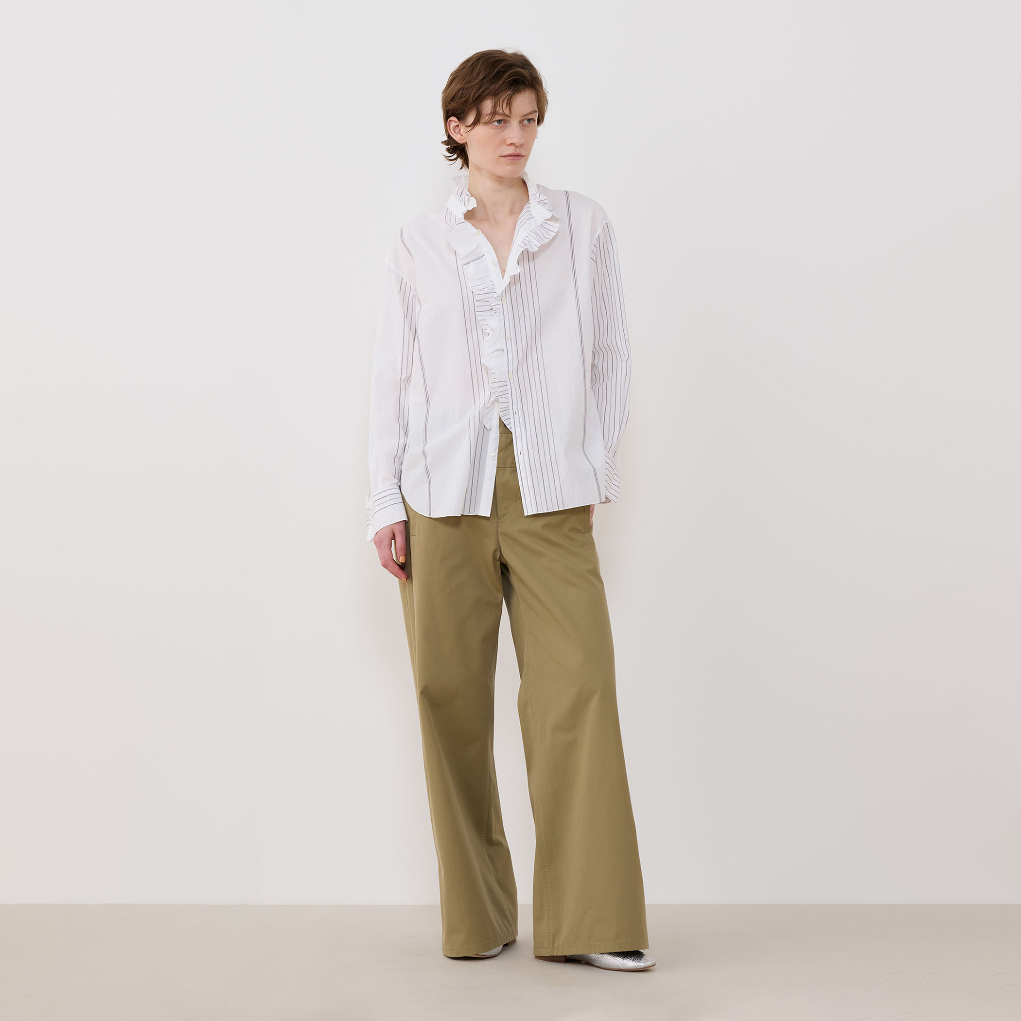 トゥモローランド　MARIE MAROT フリル付きホワイトシャツ XS トゥモローランド MARIE MAROT フリル付きホワイトシャツ XS