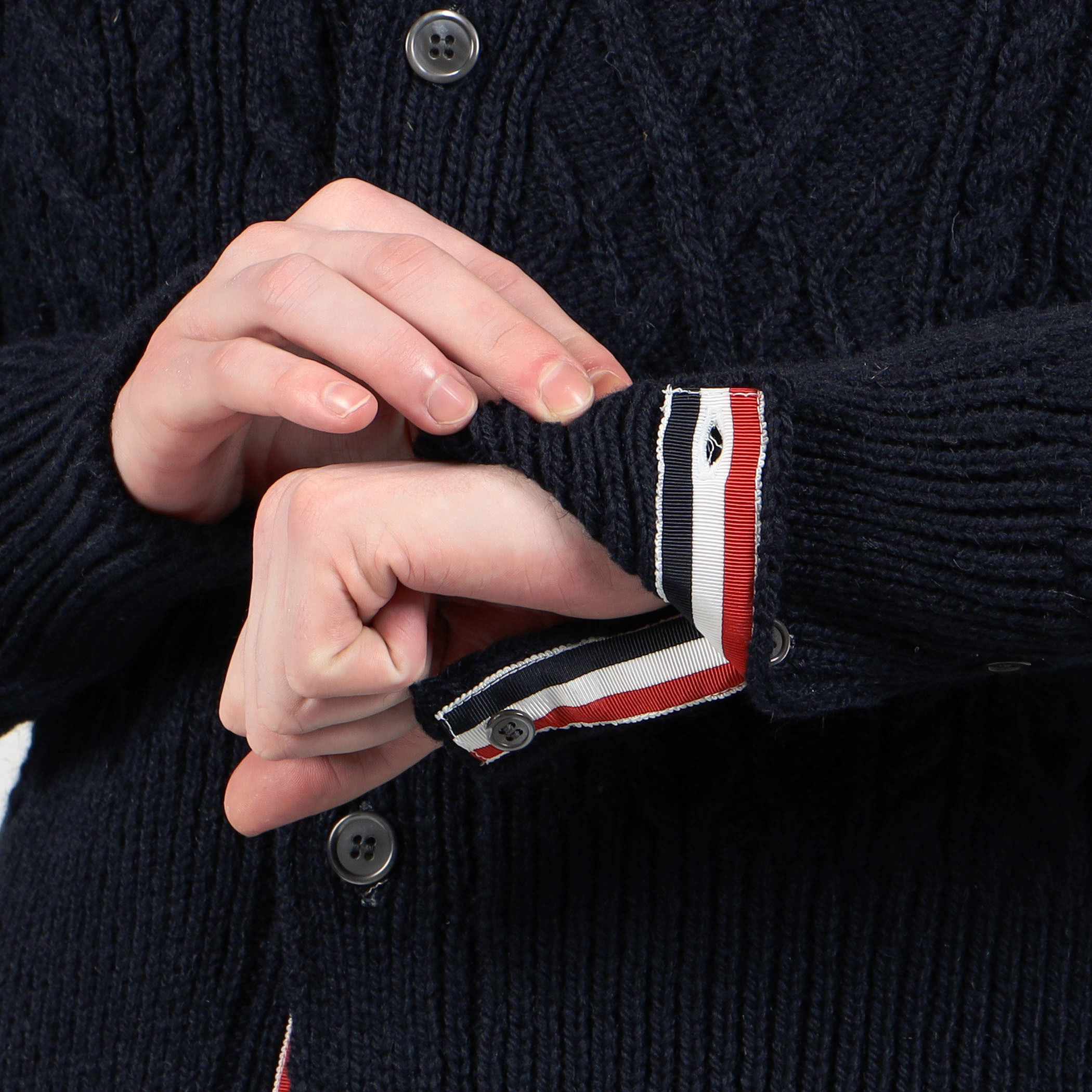 ○THOM BROWNE ARAN CABLE STITCH CARDIGAN｜トゥモローランド 公式通販