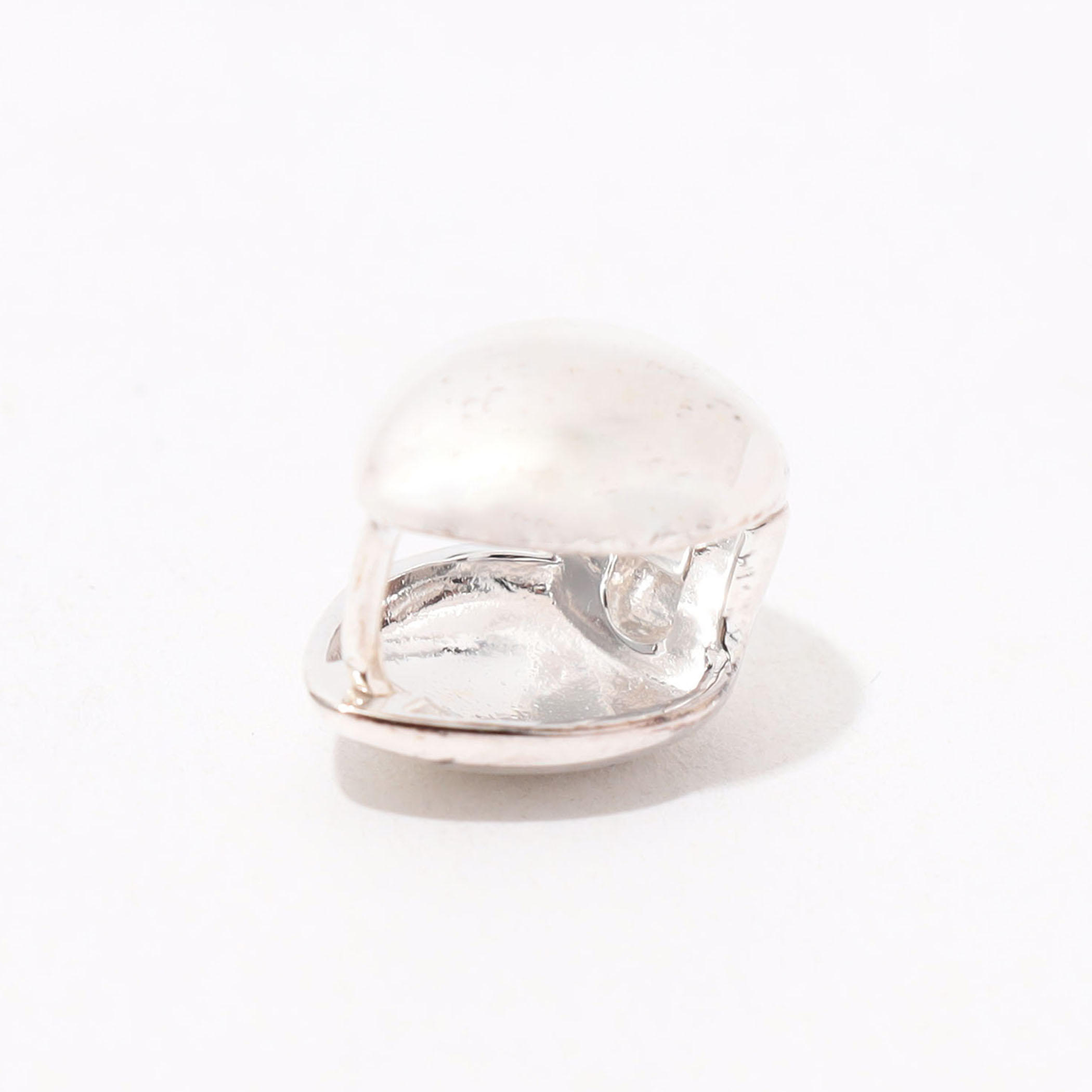 Kara Yoo ALMOND HUGGIE フープピアス｜トゥモローランド 公式通販