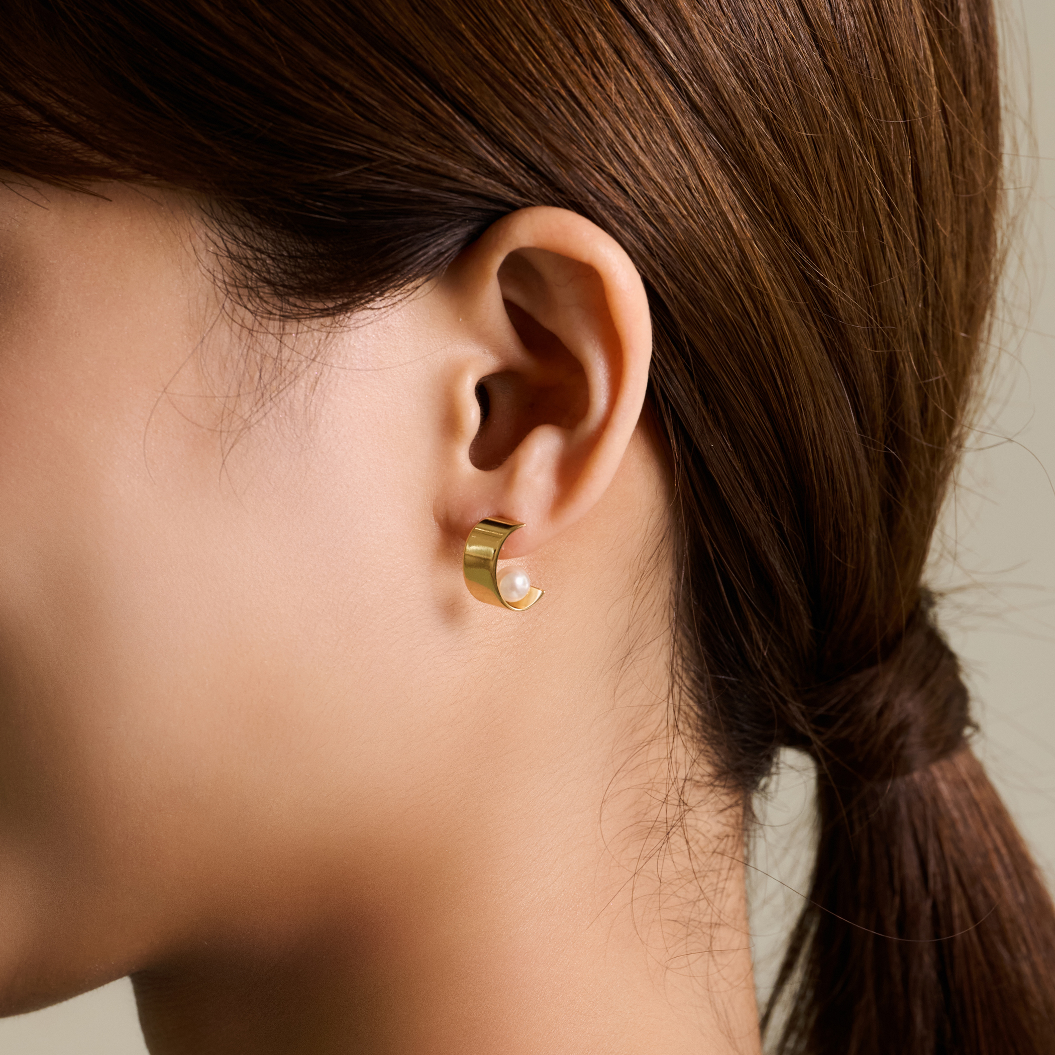 別注】januka ハーフフープ パールピアス｜トゥモローランド 公式サイト