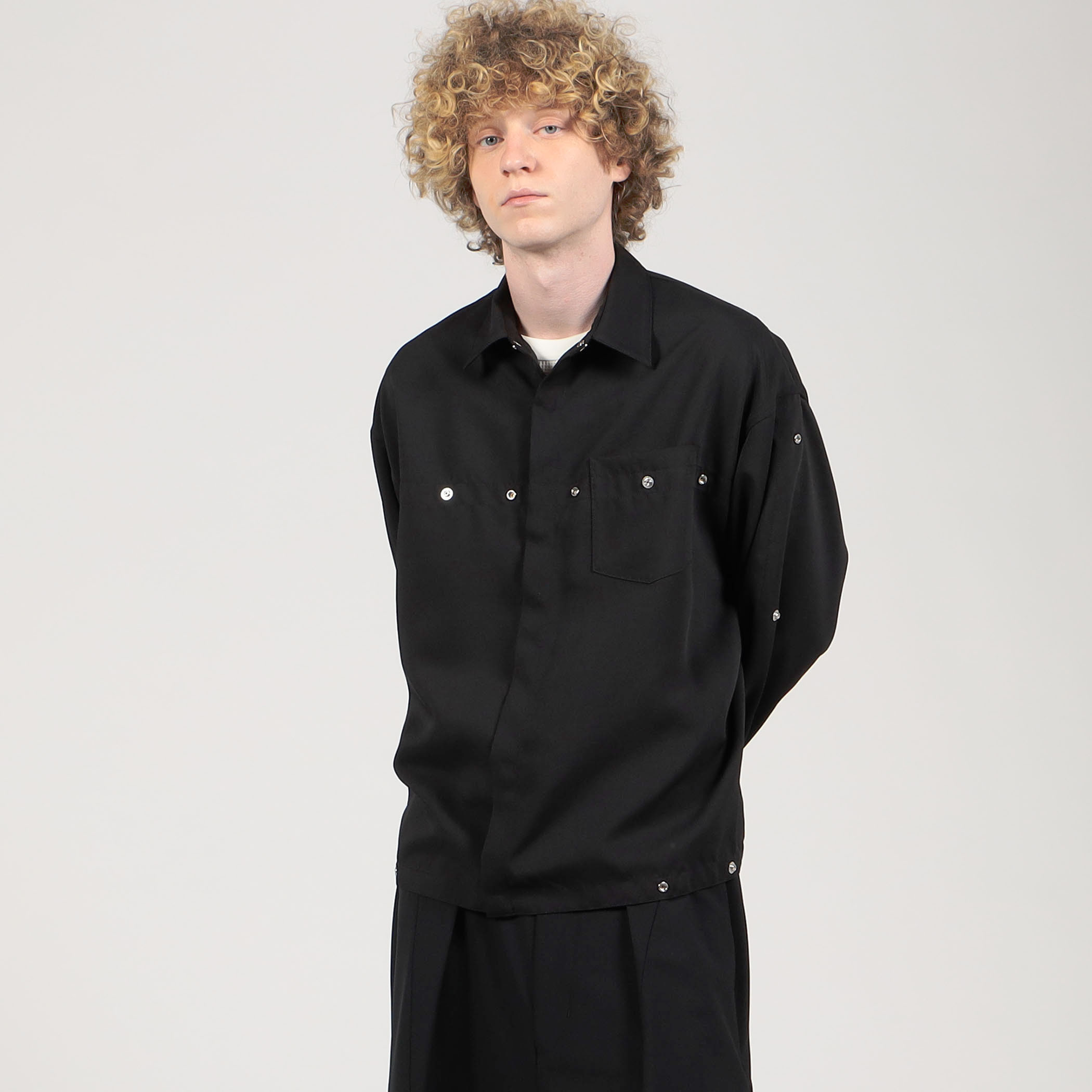 ALMOSTBLACK BUTTON ADJUST DRESS SHIRT｜トゥモローランド 公式通販