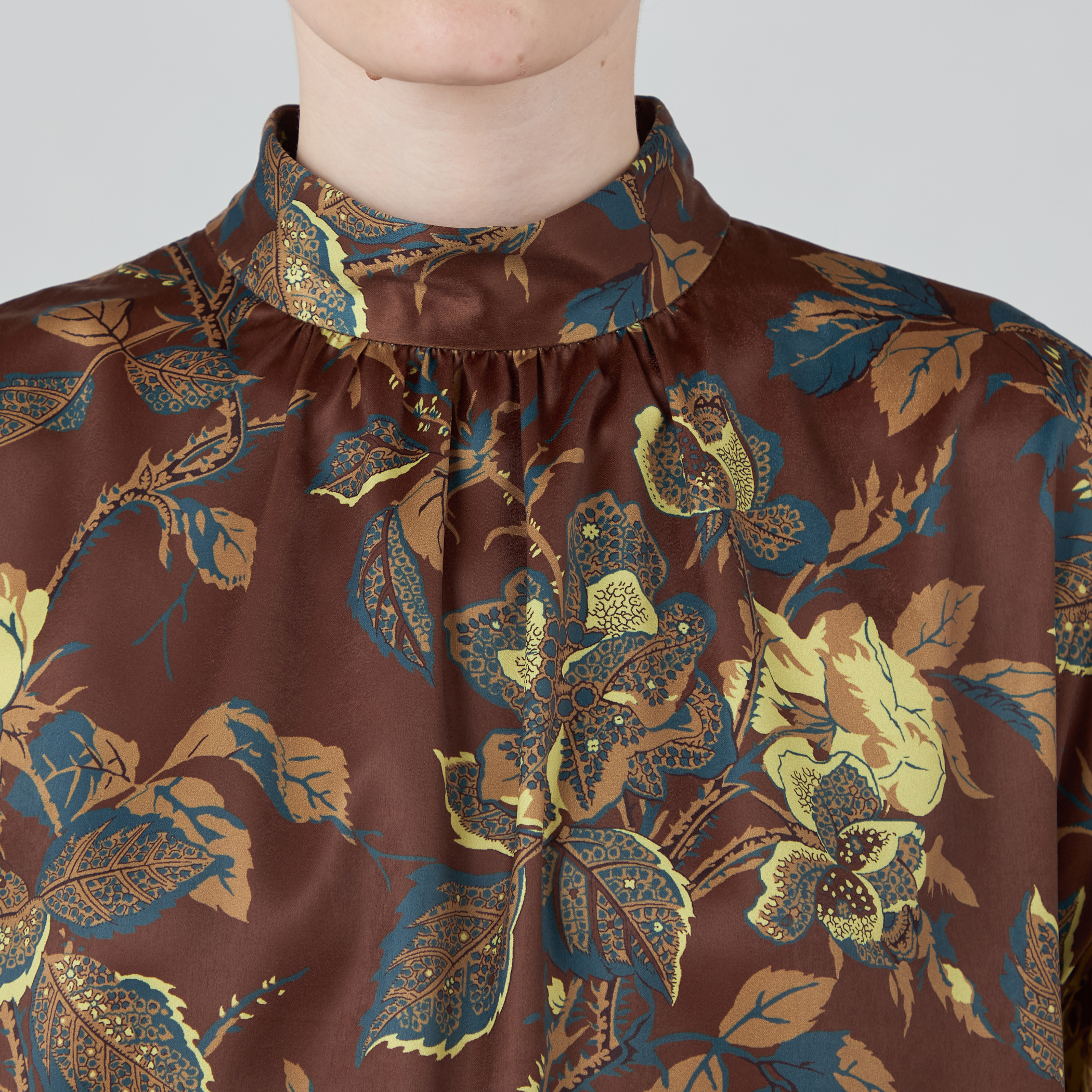 ポリエステルサテンプリント スタンドカラーワンピース