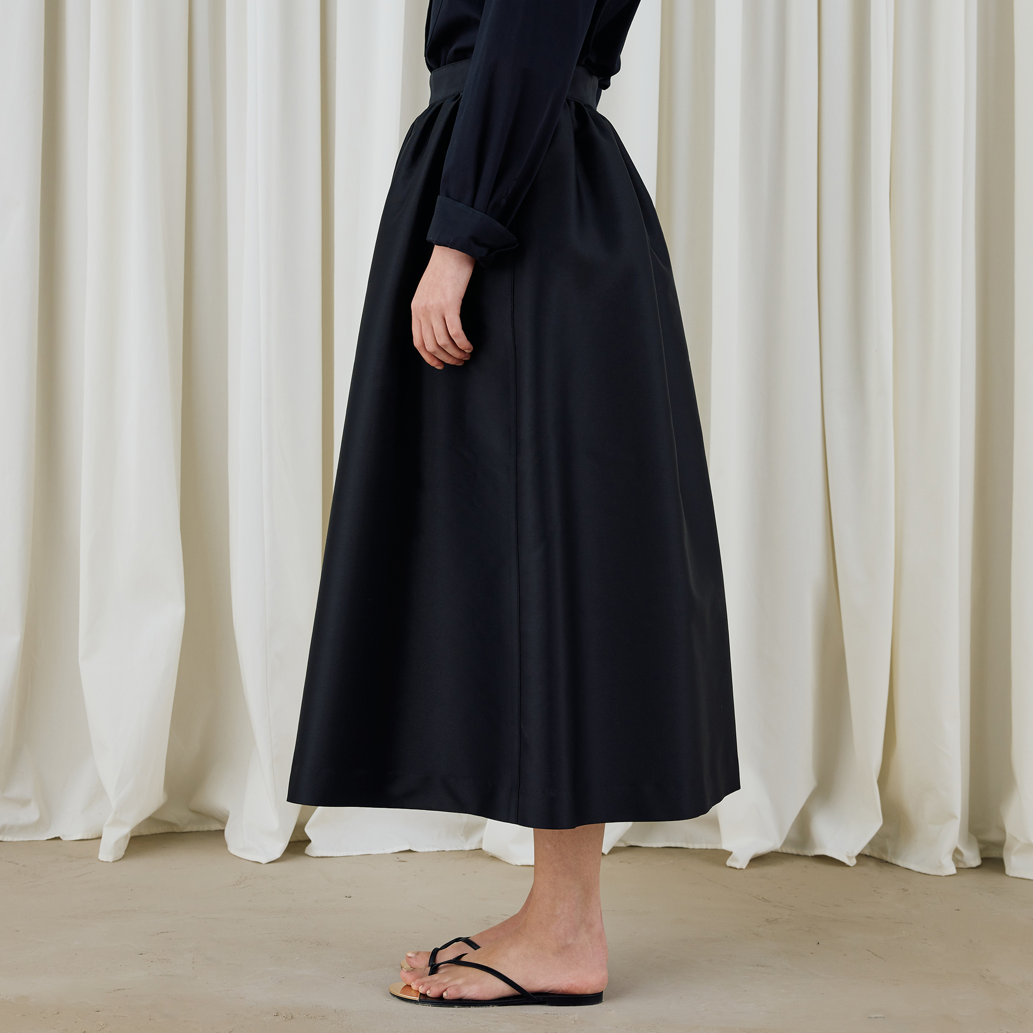 シルクポリエステルツイル ギャザーロングスカート｜トゥモローランド