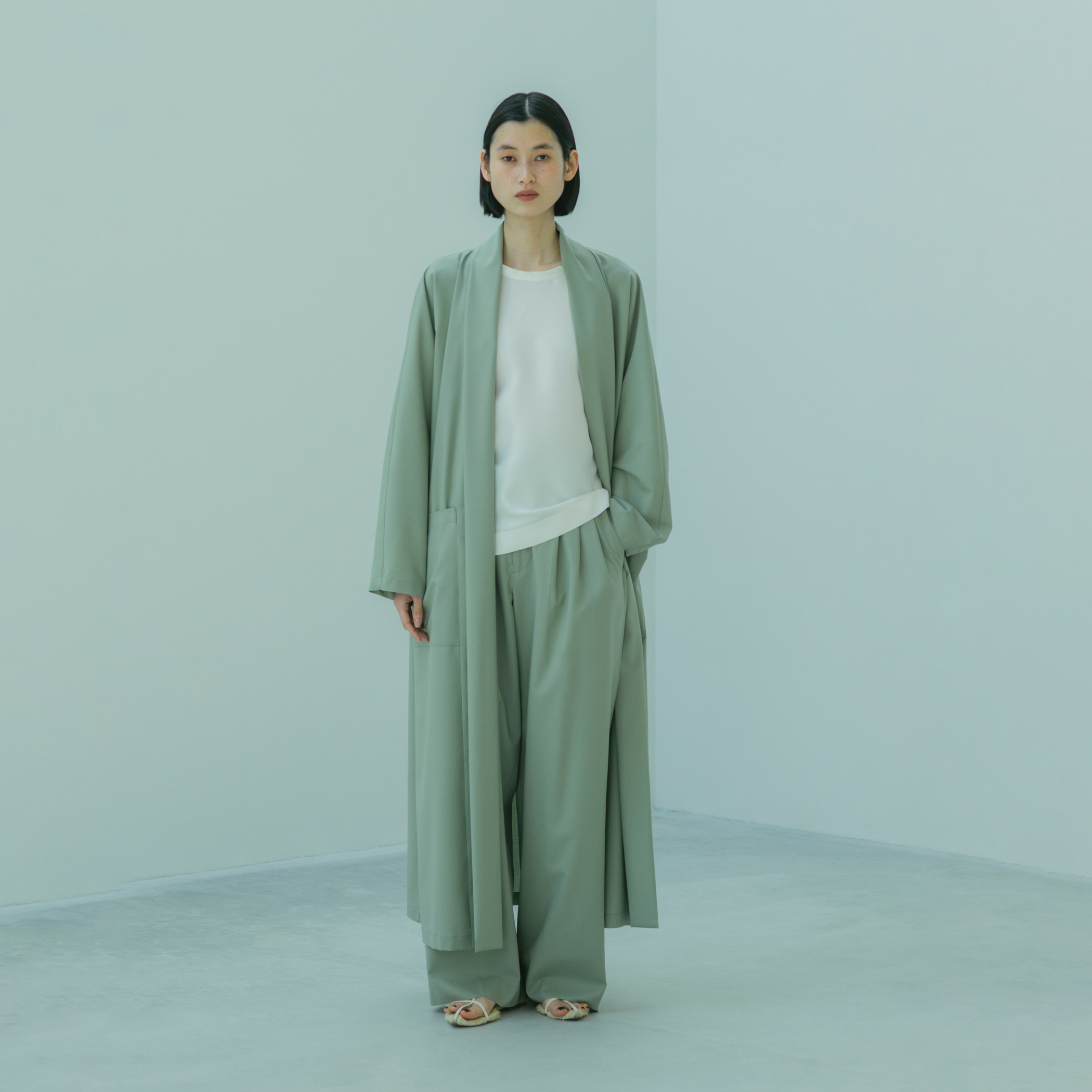 新品タグ付き　OKIRAKU オキラク トゥモローランド　タックパンツ 新品タグ付き OKIRAKU オキラク トゥモローランド タックパンツ