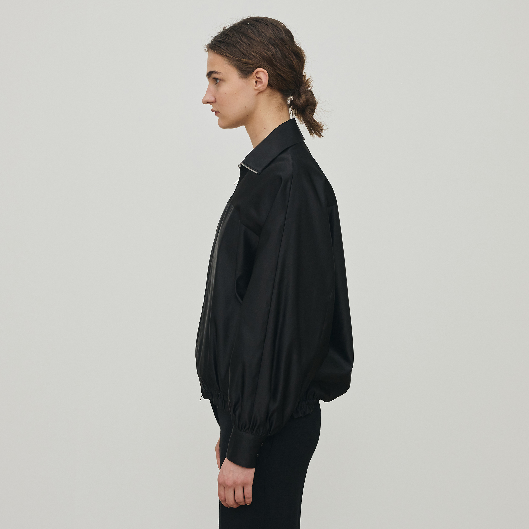 トリアセテートシルクサテン ジップアップブルゾン｜トゥモローランド