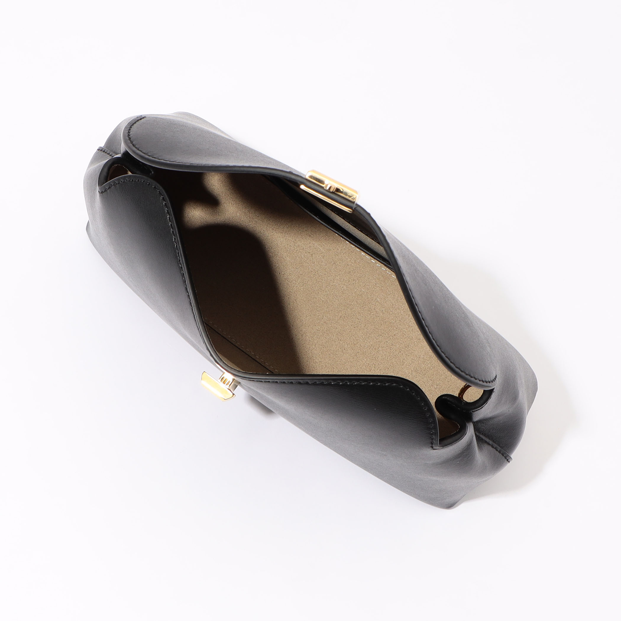 TOTEME T-lock Clutch バッグ｜トゥモローランド 公式サイト