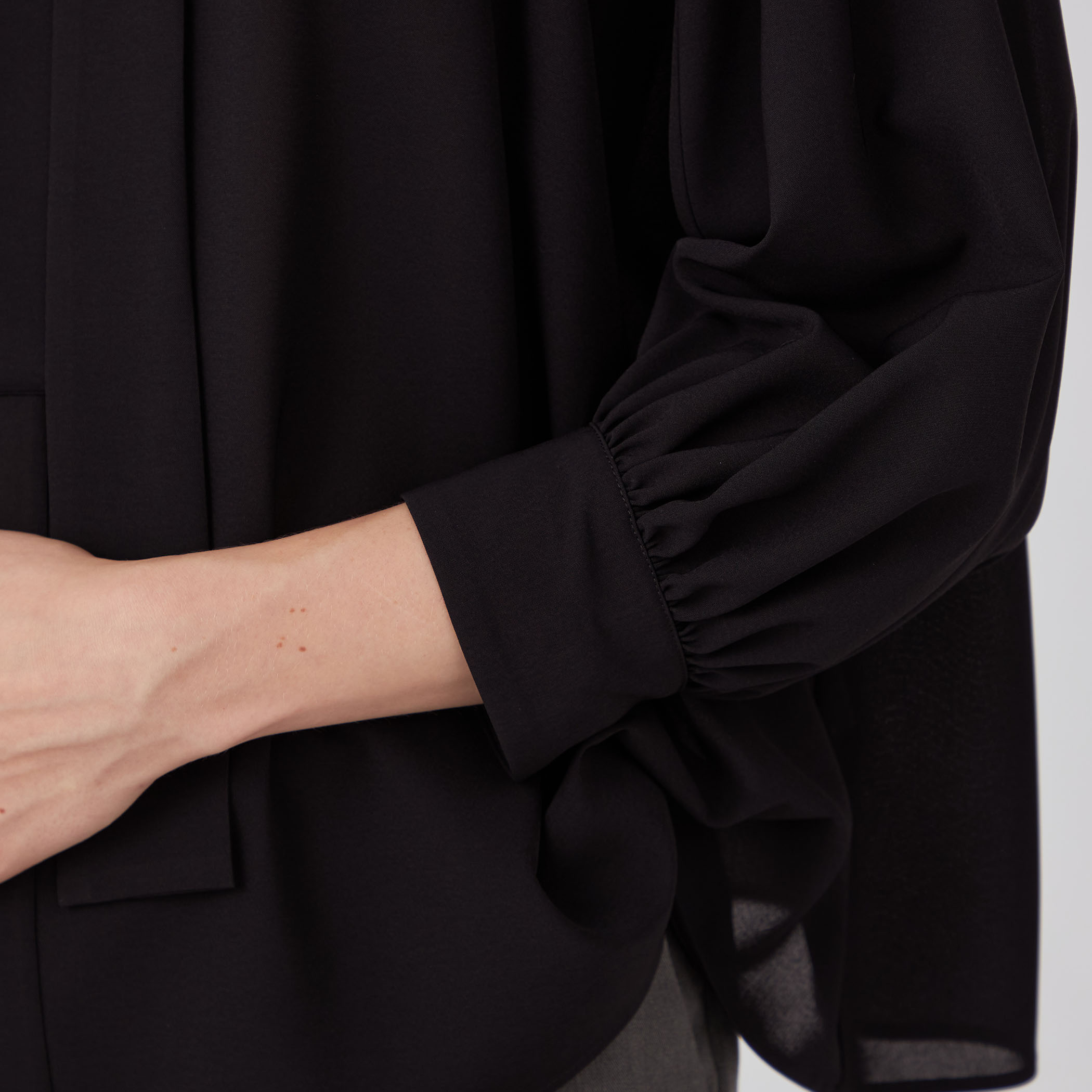 シアートロ フリルネックブラウス｜トゥモローランド 公式通販