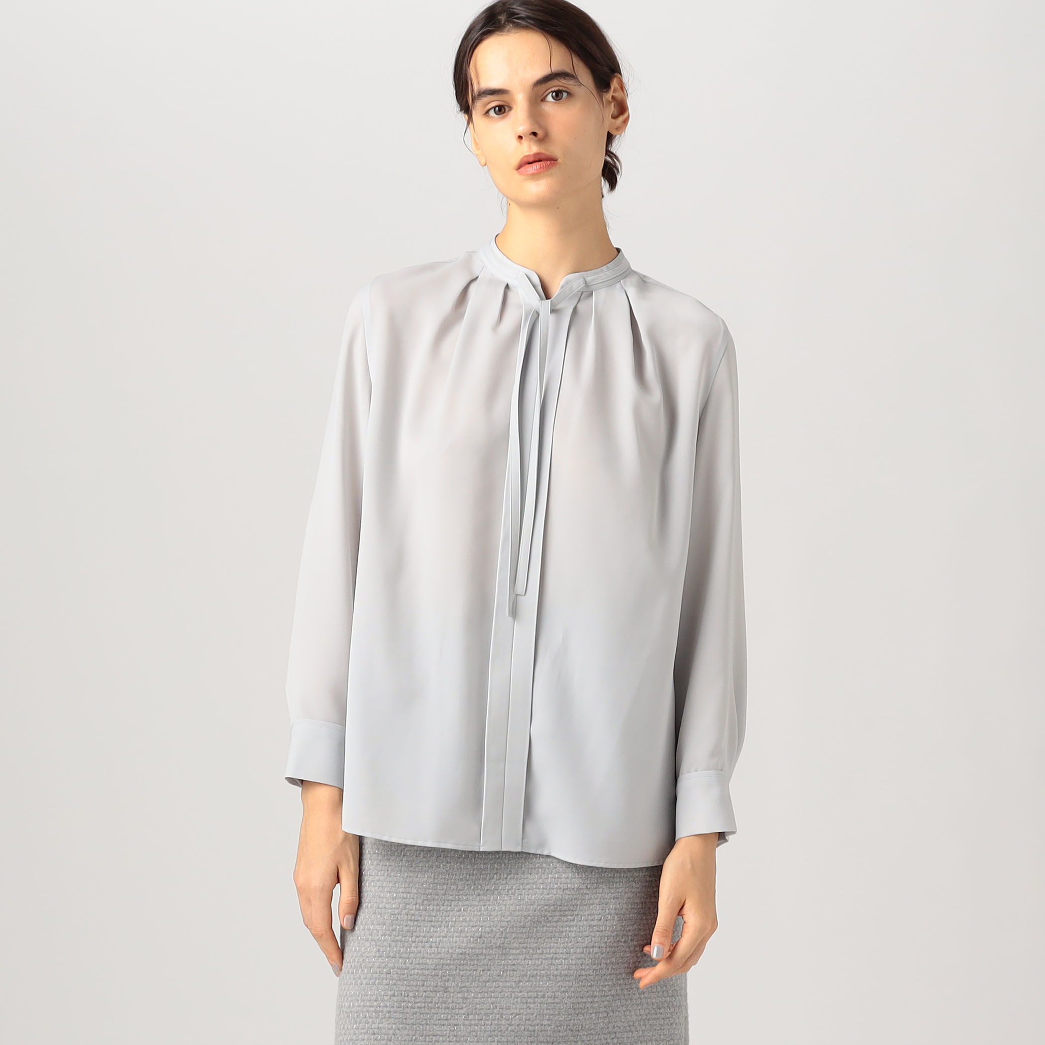 スムースサテン ストリングネックブラウス｜トゥモローランド 公式通販