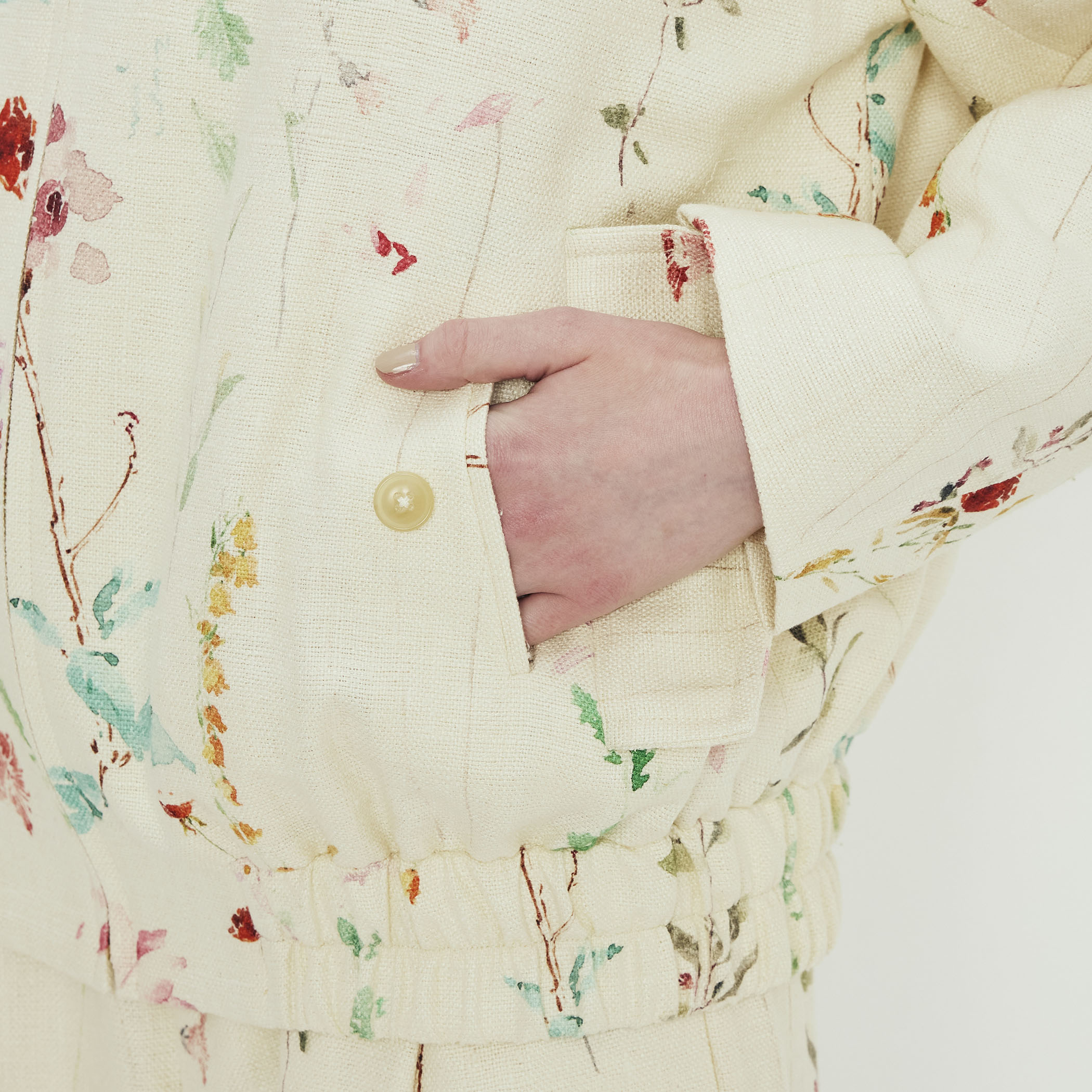 シルク フラワープリント スタンドカラーブルゾン｜トゥモローランド