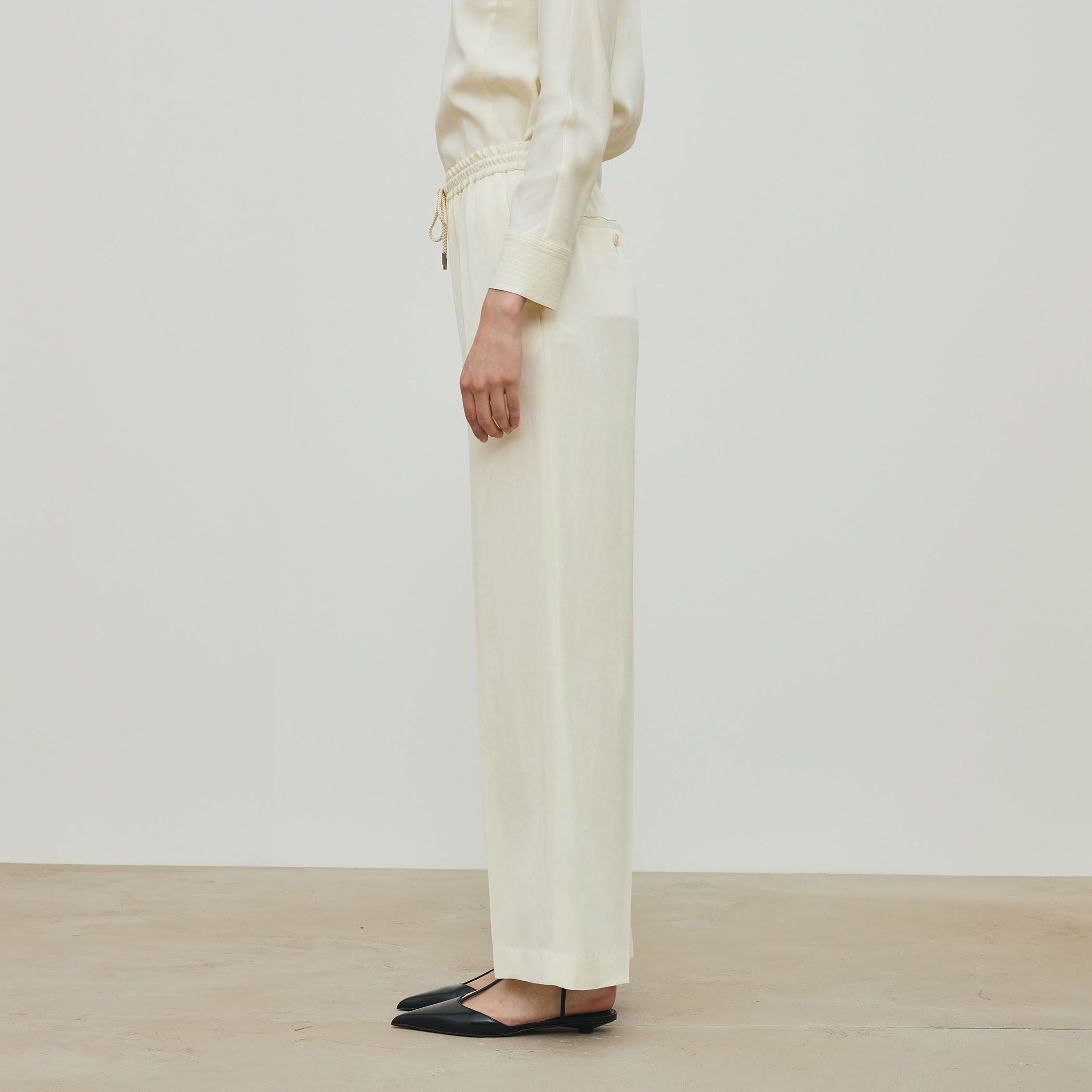 レーヨンサテン イージーストレートパンツ｜トゥモローランド 公式通販