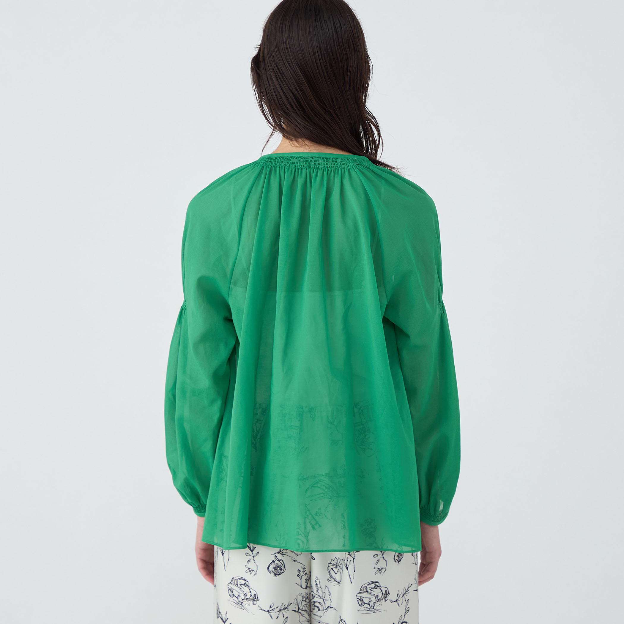 シャイニーオーガンジー シャーリングブラウス｜トゥモローランド 公式通販