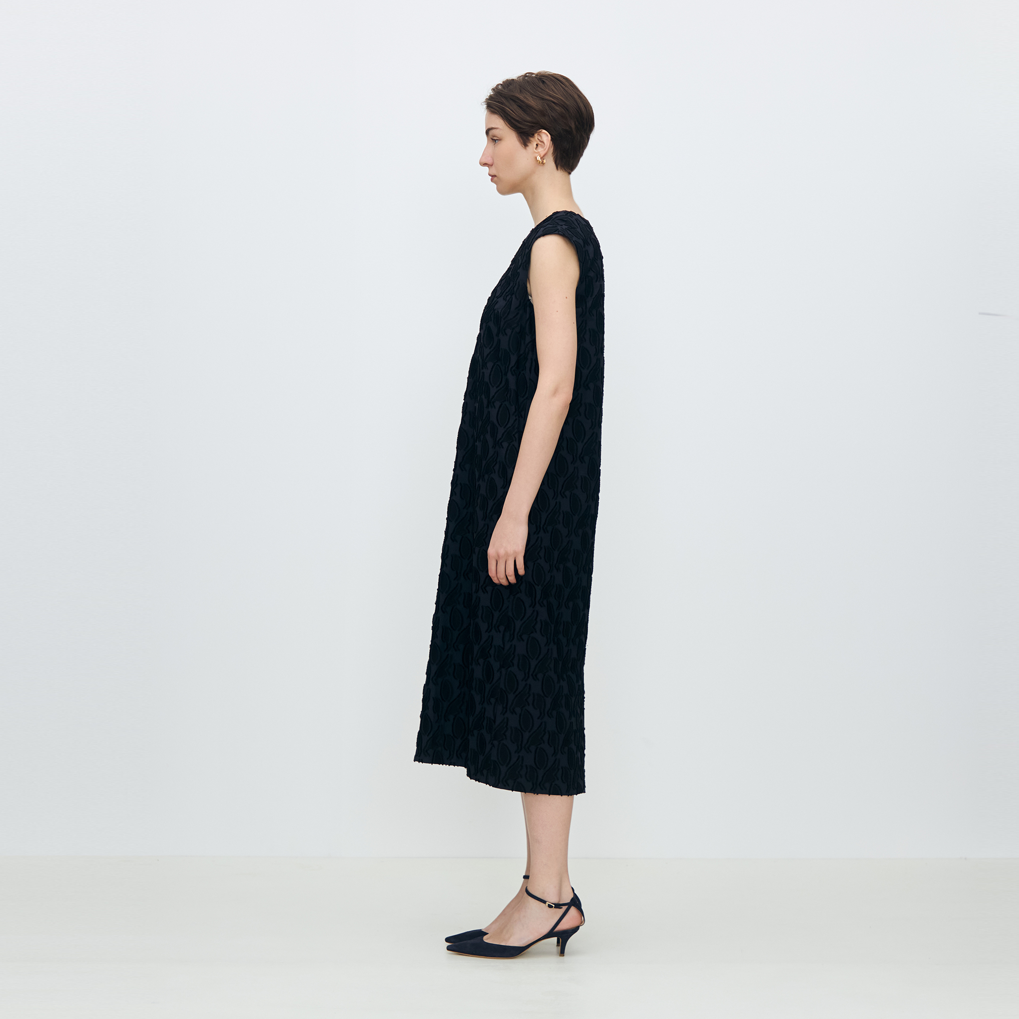 シャイニーカットジャカード Vネックワンピース｜トゥモローランド